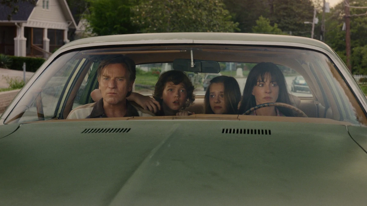 Família dentro de um carro em O Fim da Rua, filme de David Robert Mitchell