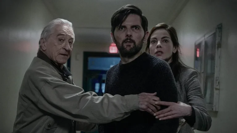 Personagens de O Homem que Sussurra em uma cena de tensão do filme da Netflix