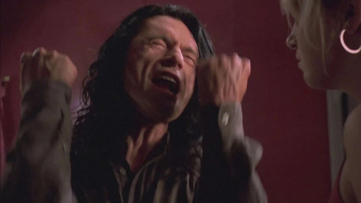 The Room: A Obra-Prima Involuntária do Pior Filme Já Feito 1 Tommy Wiseau em uma das cenas mais icônicas de The Room, expressando desespero diante de Lisa durante uma discussão.