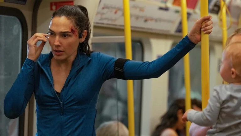 Gal Gadot como Maia dentro de um metrô em cena do filme Corrida Contra o Tempo