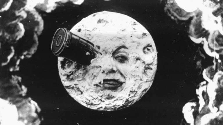 Cena de Viagem à Lua, de Georges Méliès, mostrando um foguete cravado no olho da Lua com rosto humano.