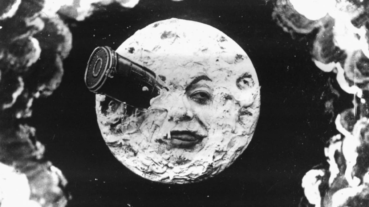 Cena de Viagem à Lua, de Georges Méliès, mostrando um foguete cravado no olho da Lua com rosto humano.